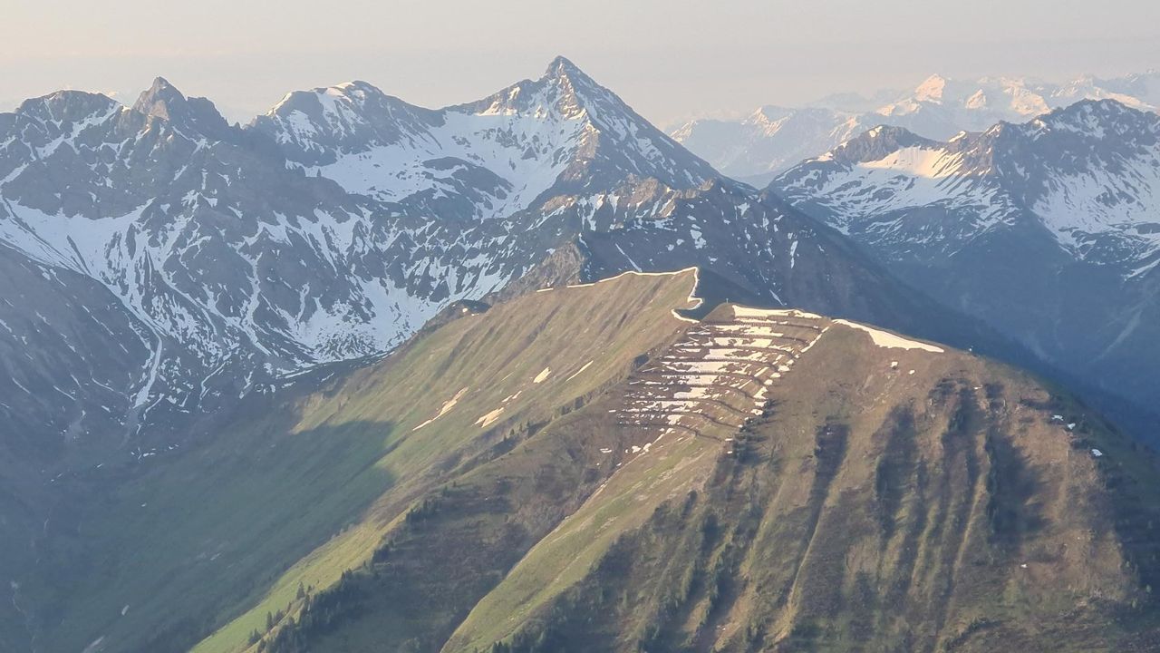 Hönig und Lorea Spitze im Hintergrund Hönig und Lorea Spitze im Hintergrund